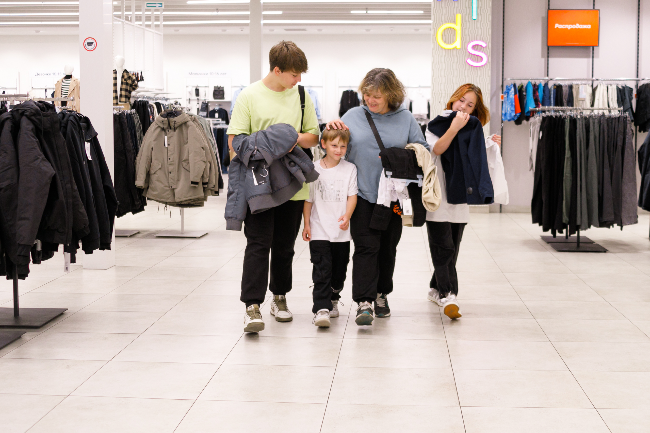 Более 12 000 многодетных семей в 2025 году уже получили выплату на школьную одежду