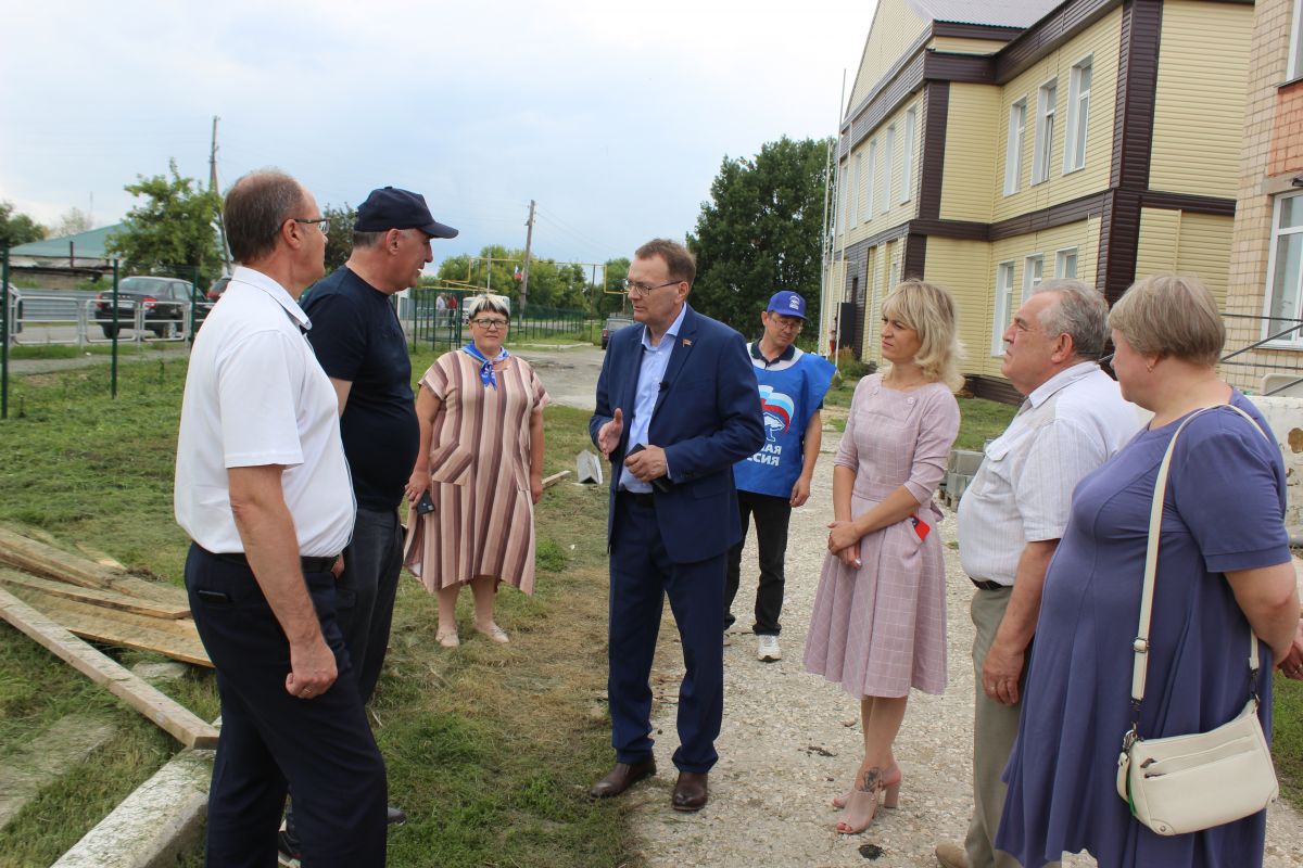Фото предоставлено помощником депутата Владимир Перезолов проверил качество ремонта в школе села Рождественка
