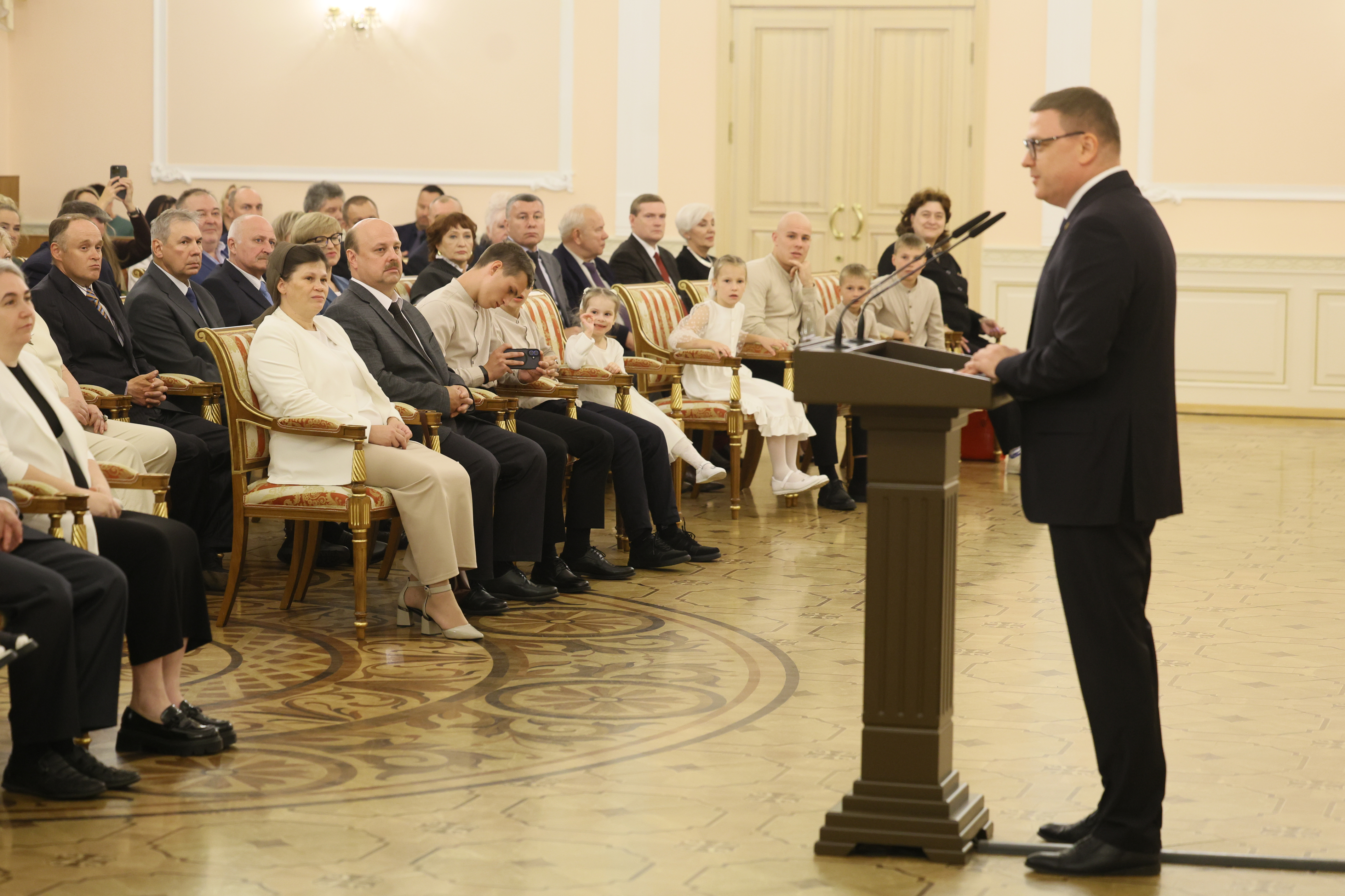 Губернатор Алексей Текслер вручил государственные и областные награды 