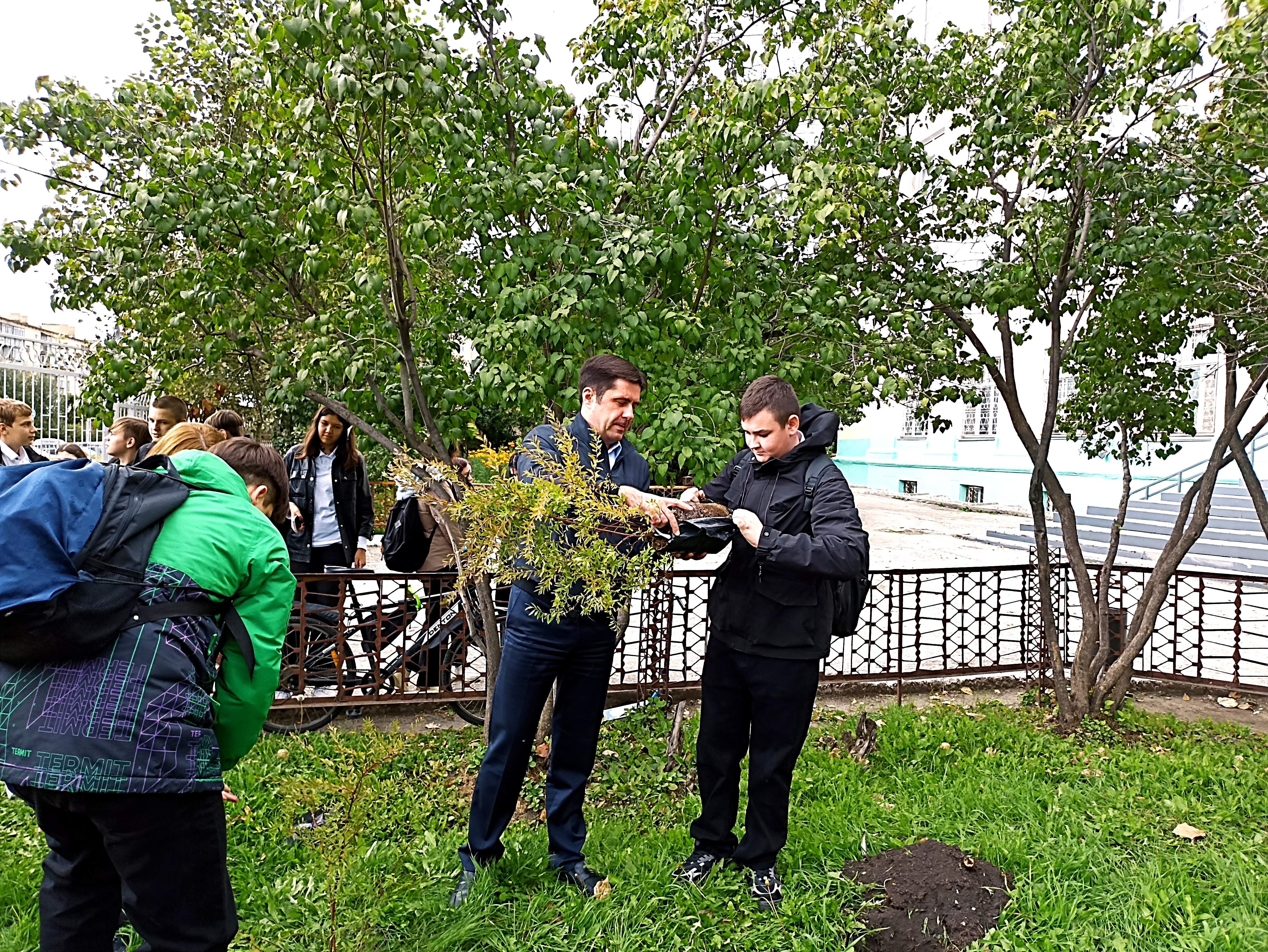 Фото предоставлено помощником депутата Дмитрий Пырсиков организовал и провел экологическую акцию «Наша земля — Наш цветущий сад»