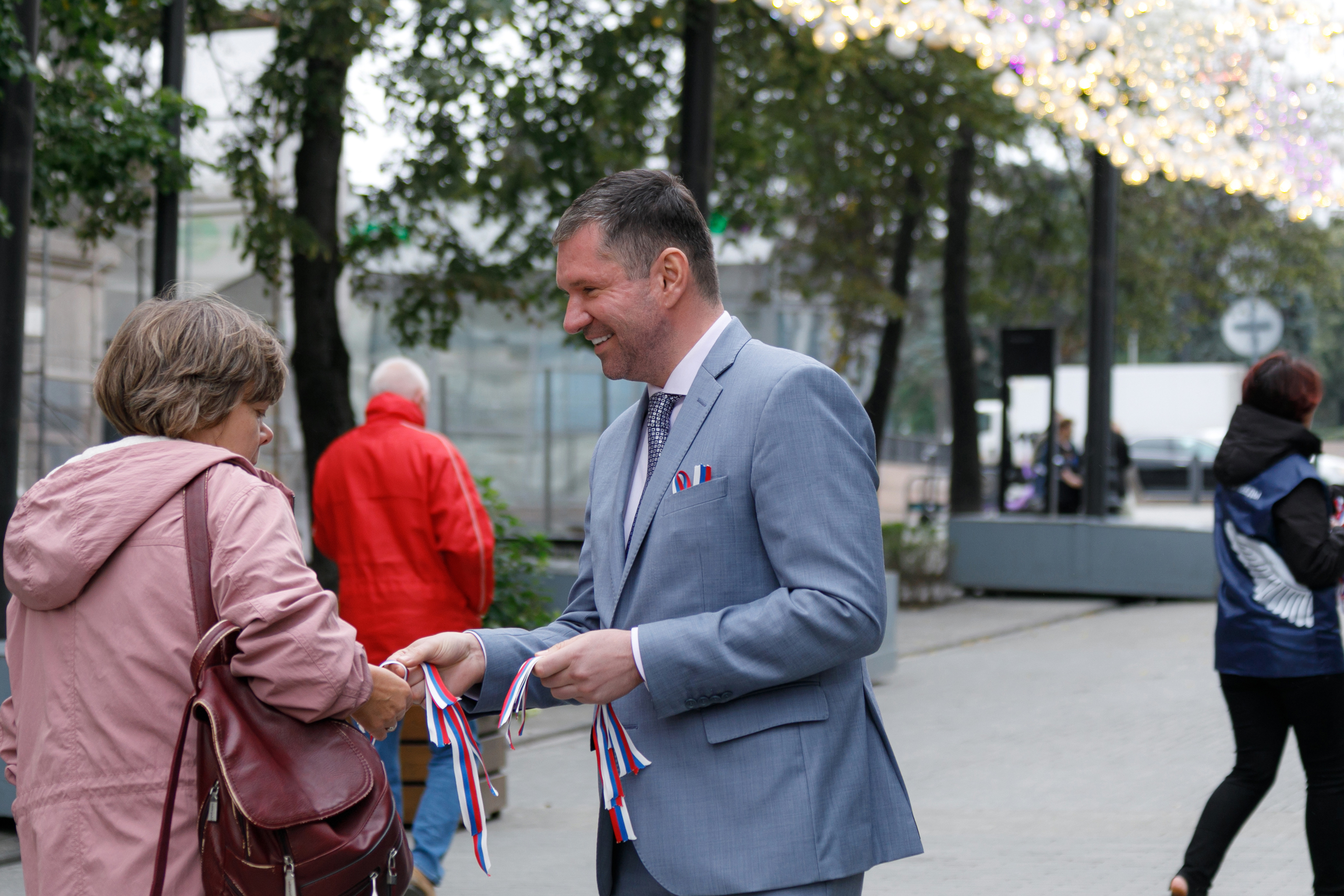 Сергей Буяков в День Государственного флага Российской Федерации вручил южноуральцам ленточки в виде триколора Сергей Буяков в День Государственного флага Российской Федерации вручил южноуральцам ленточки в виде триколора