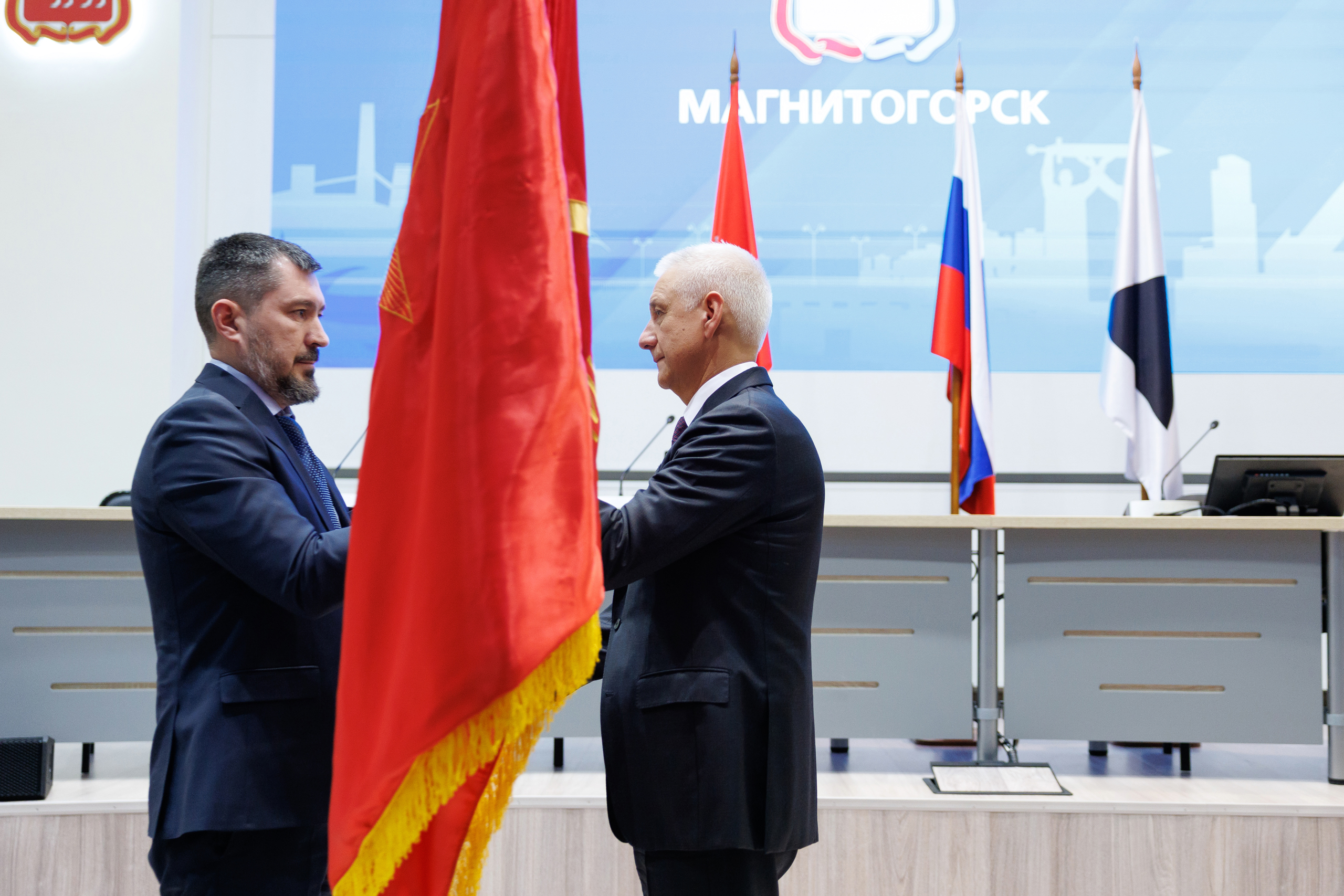 Четыре копии боевых знамен переданы Магнитогорску и Троицку