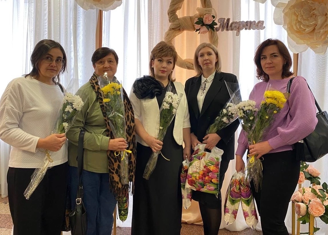По инициативе депутата Законодательного Собрания Павла Шиляева в магнитогорской детской школе искусств «Камертон» состоялось мероприятие, посвящённое 8 марта