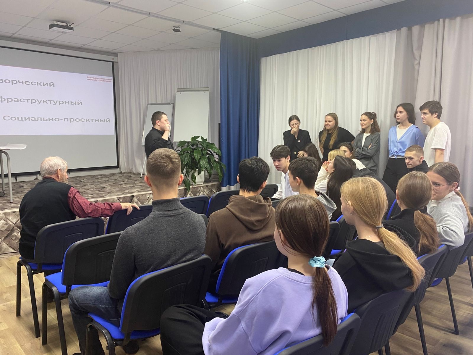 Гражданский активизм в России стал главной темой встречи между саткинскими старшеклассниками, депутатом Законодательного Собрания Леонидом Урмашовым и общественниками