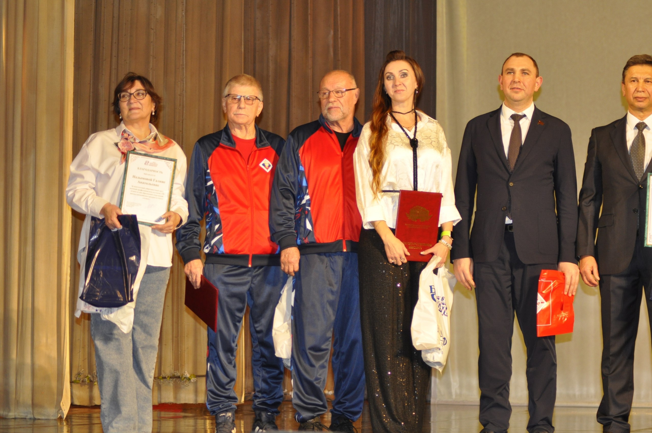 Михаил Видгоф вручил благодарственные письма Законодательного Собрания сотрудникам школы олимпийского резерва по боксу «Алмаз» в честь ее 55-летия