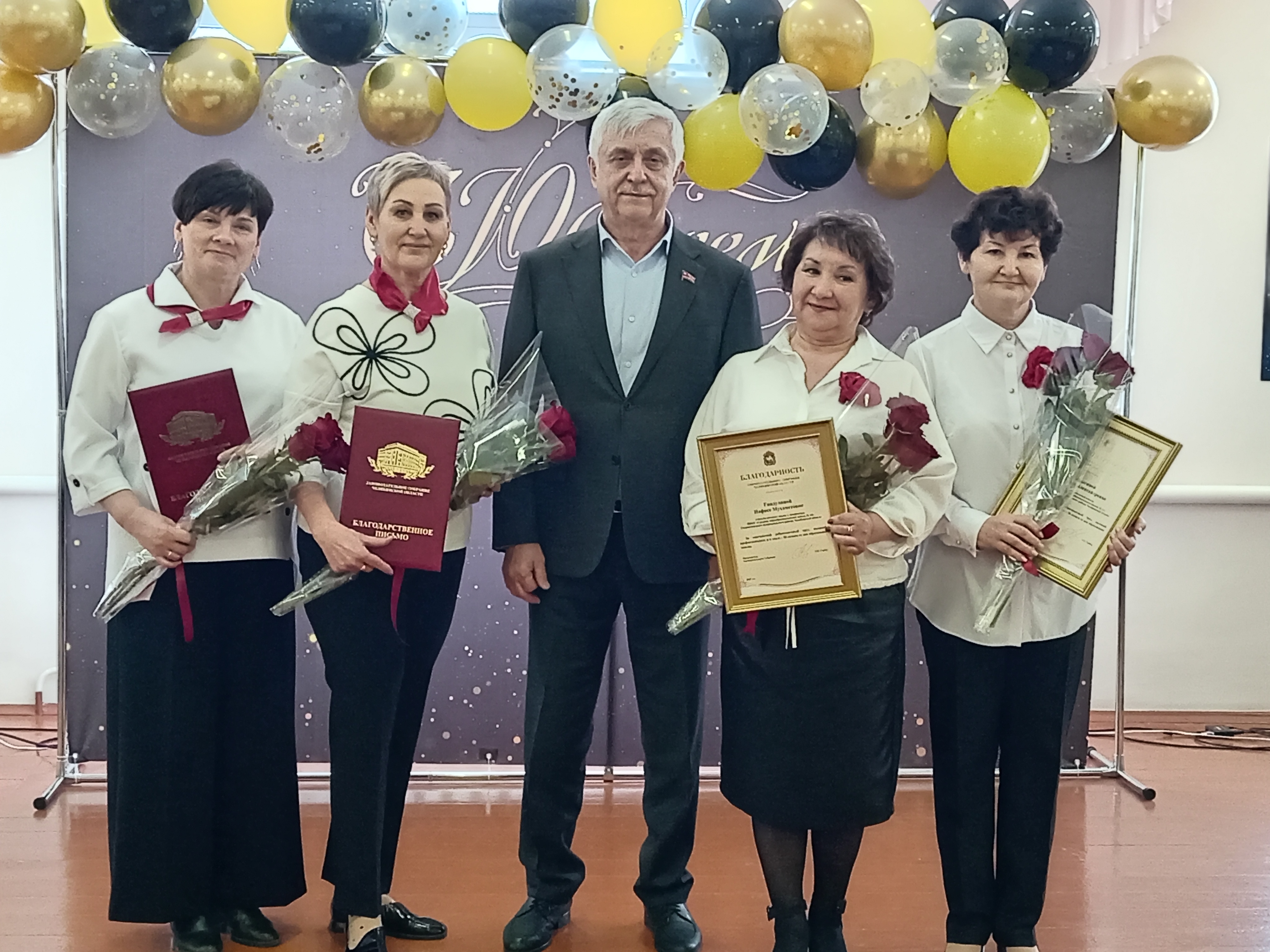 Фото предоставлено помощником депутата Депутат Законодательного Собрания Валерий Филиппов поздравил школу № 14 поселка Красногорского Еманжелинского округа с 30-летием