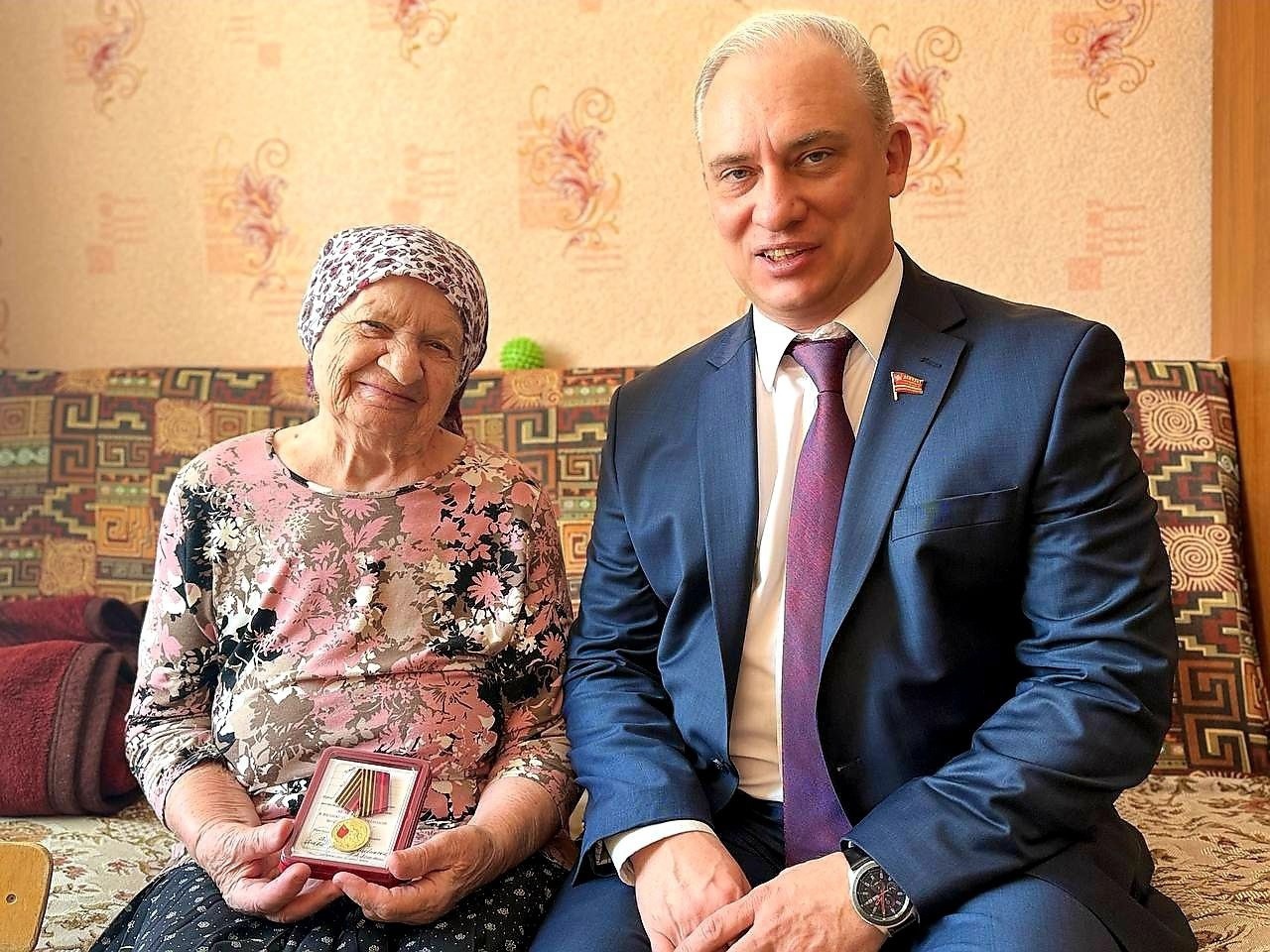 Андрей Шмидт вручил жительницам Челябинска юбилейные медали «80 лет Победы в Великой Отечественной войне 1941 - 1945 гг.»