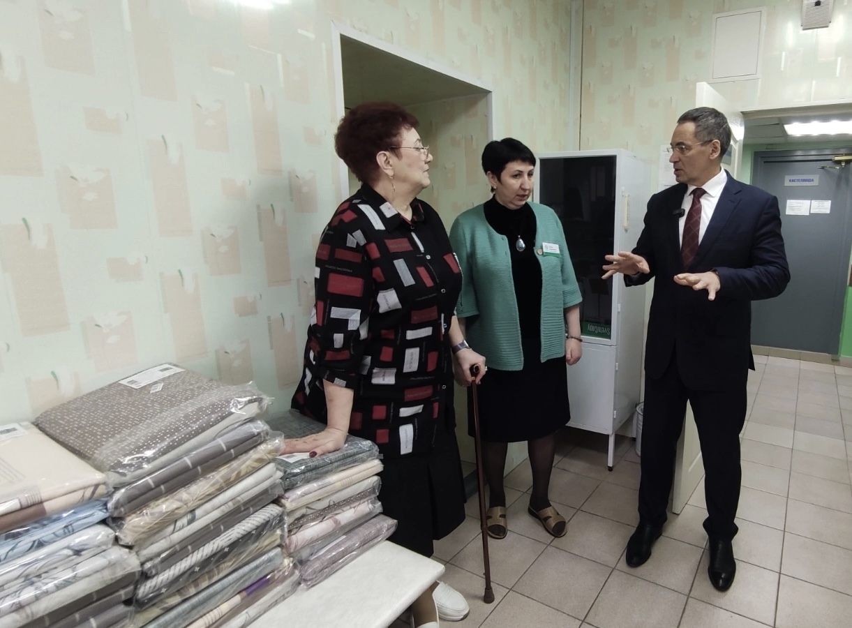 Депутат Олег Садовских познакомился с работой златоустовского Комплексного социального центра по оказанию помощи лицам без определенного места жительства