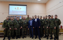 Фото предоставлено помощником депутата Депутат Законодательного Собрания Олег Садовских провел урок «Разговоры о важном» со студентами и кадетами Златоуста