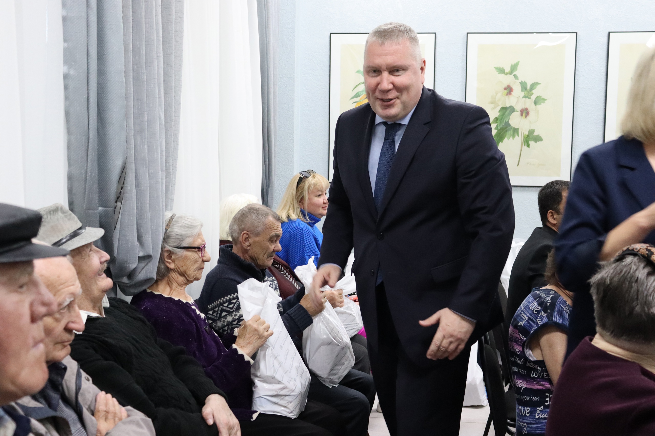 Фото предоставлено помощником депутата В Магнитогорске поздравили ветеранов с Днем пожилого человека