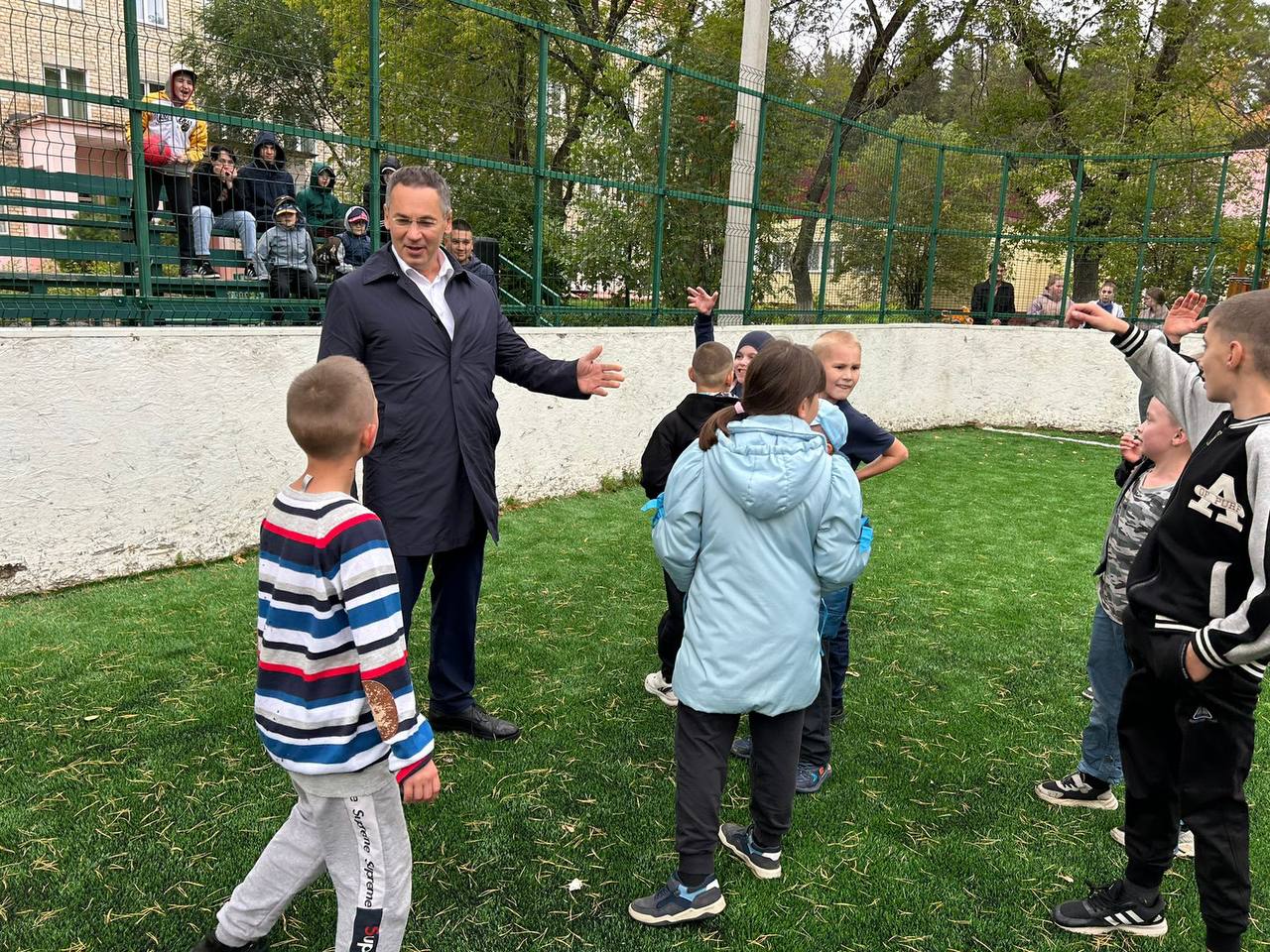 Фото предоставлено помощником депутата Олег Садовских оказывает помощь воспитанникам златоустовского Центра помощи детям, оставшимся без попечения родителей
