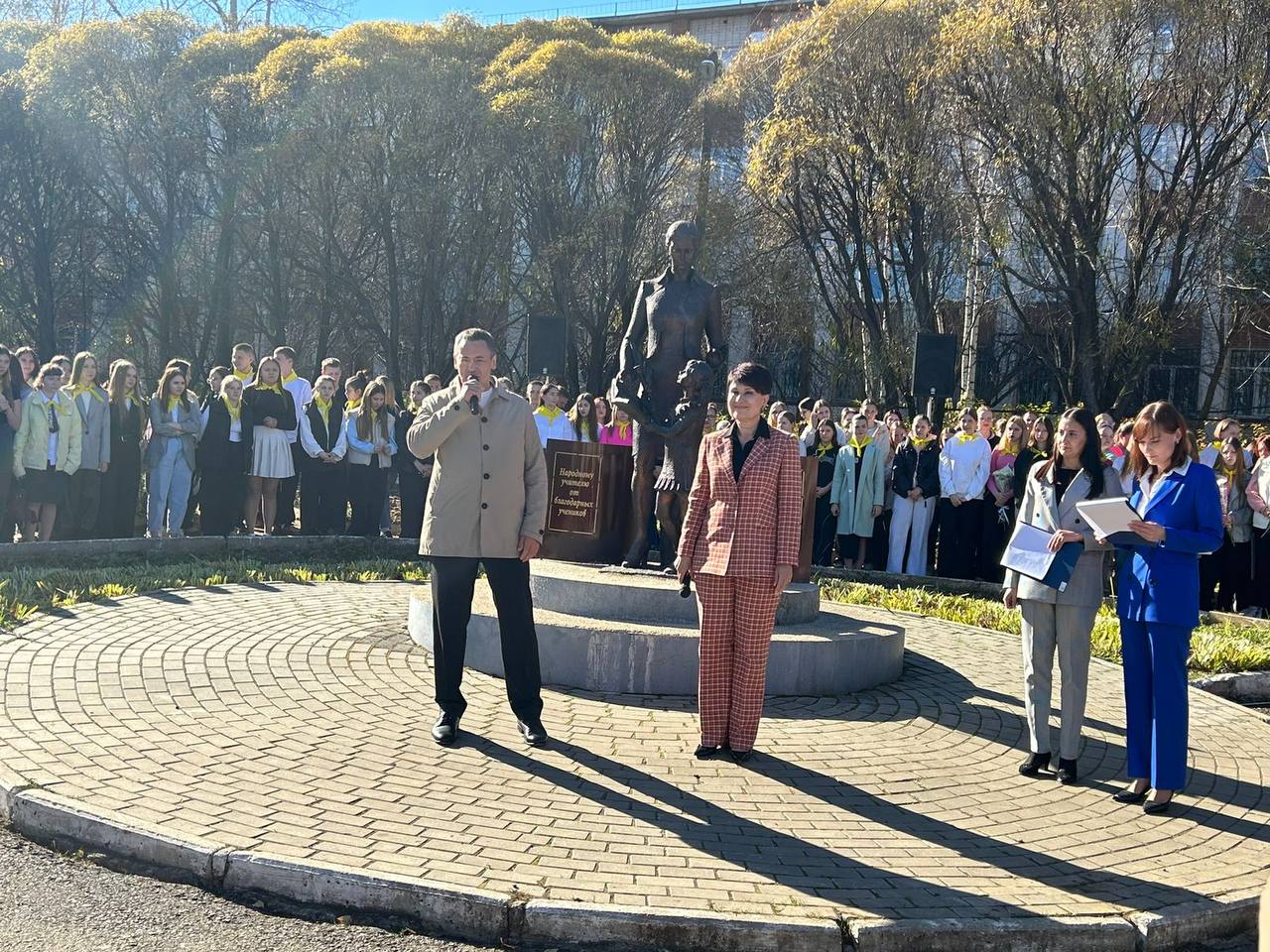 Фото предоставлено помощником депутата Олег Садовских поздравил педагогических работников образования Златоуста с Днем учителя