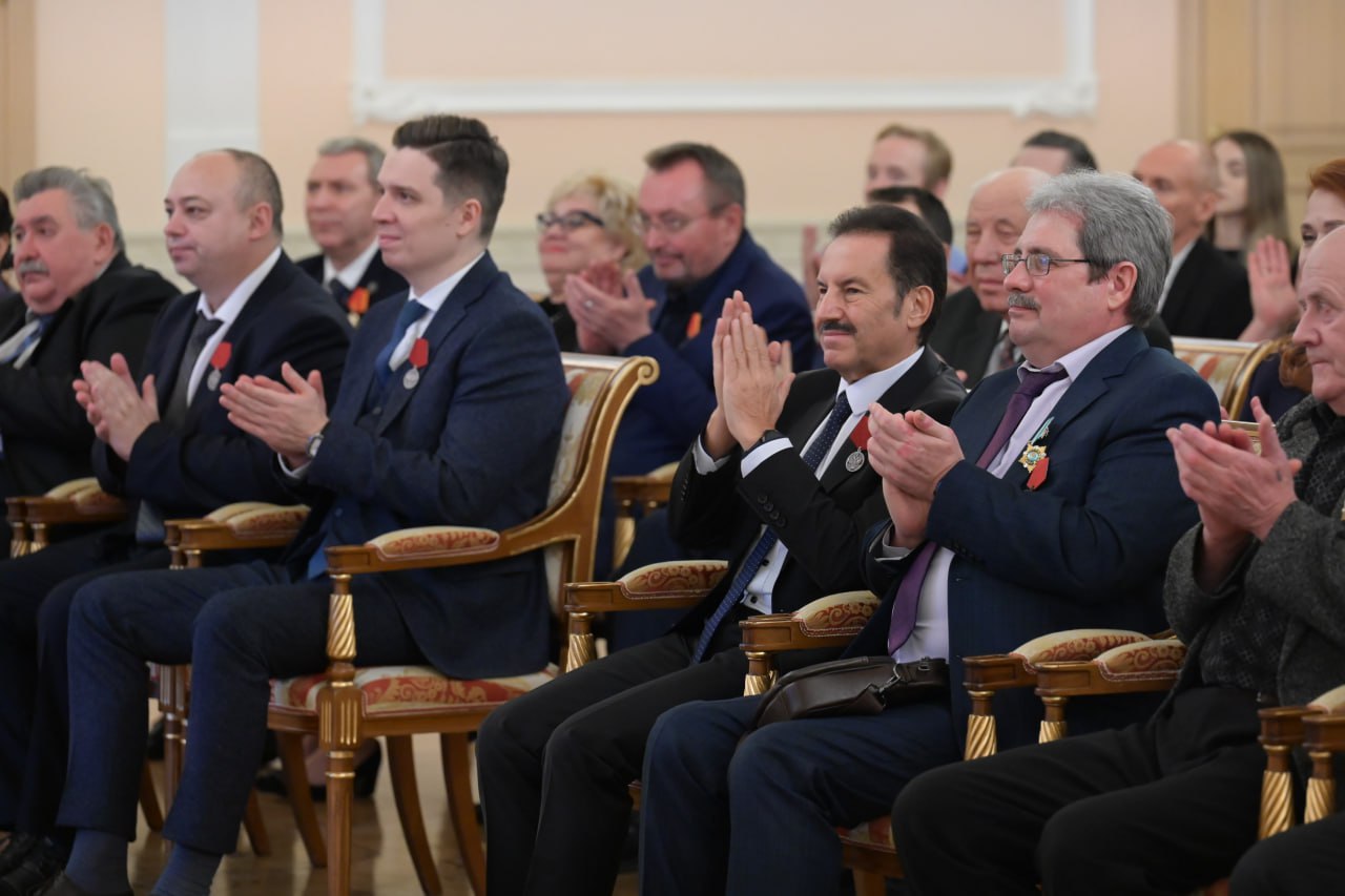 Депутатам Законодательного Собрания вручили государственные и региональные награды
