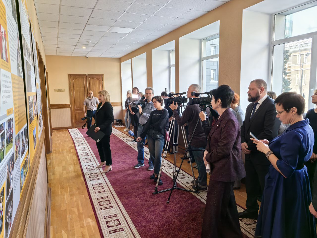 Фото управления информационной политики В Законодательном Собрании открыли выставку «С профессией в будущее»