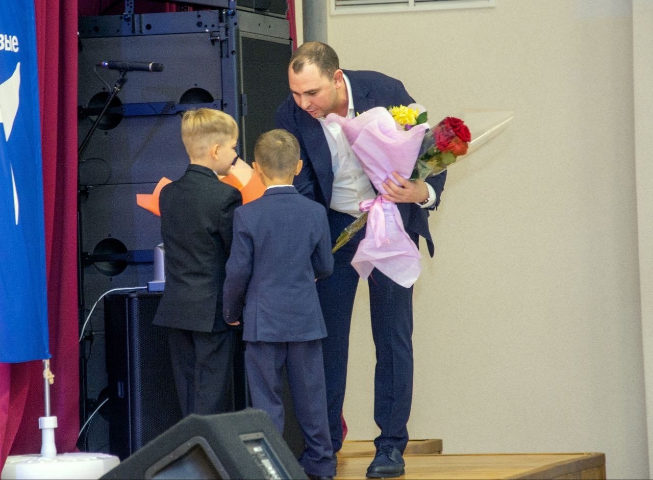 Фото предоставлено помощником депутата Михаил Видгоф поздравил первоклассников Тракторозаводского района с началом нового учебного года