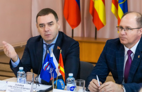 Председатель Законодательного Собрания области Александр Лазарев и депутат Владимир Перезолов приняли участие в заседании фракции «Единая Россия» в Собрании депутатов и в отчете главы Увельского района