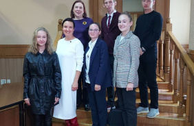 Елена Тарасова рассказала об истории законодательного (представительного) органа власти, его руководителях и законотворческой деятельности, а также ответила на вопросы молодежи, которые касались организации работы в округах, принимаемых законах, сменяемости депутатского корпуса. Для участников встречи также была организована экскурсия по зданию Законодательного Собрания, которому в этому году исполняется 110 лет, а также в музей Законодательного Собрания Челябинской области. Экспозиция рассказывает об исто