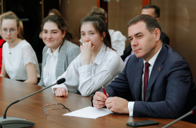 Председатель Законодательного Собрания Александр Лазарев дал старт парламентским урокам