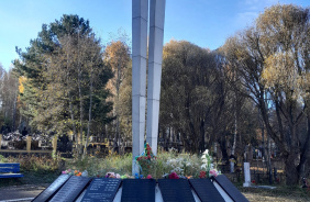 Имена лётчиков увековечены
