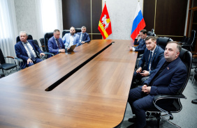 Депутаты Законодательного Собрания слушают прямую линию губернатора Челябинской области Алексея Текслера с жителями региона