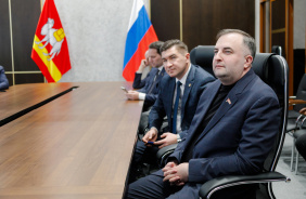 Депутаты Законодательного Собрания слушают прямую линию губернатора Челябинской области Алексея Текслера с жителями региона