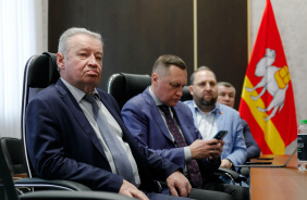 Депутаты Законодательного Собрания слушают прямую линию губернатора Челябинской области Алексея Текслера с жителями региона