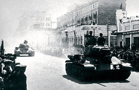 Парад 63-й танковой бригады УДТК 9 мая 1943 г. Из фондов ОГАЧО.