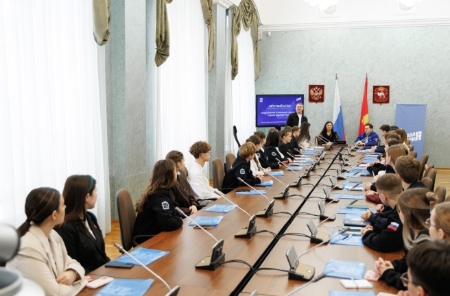 Депутаты Законодательного Собрания Светлана Буравова и Владислав Уланов провели круглый стол с юными главами муниципалитетов