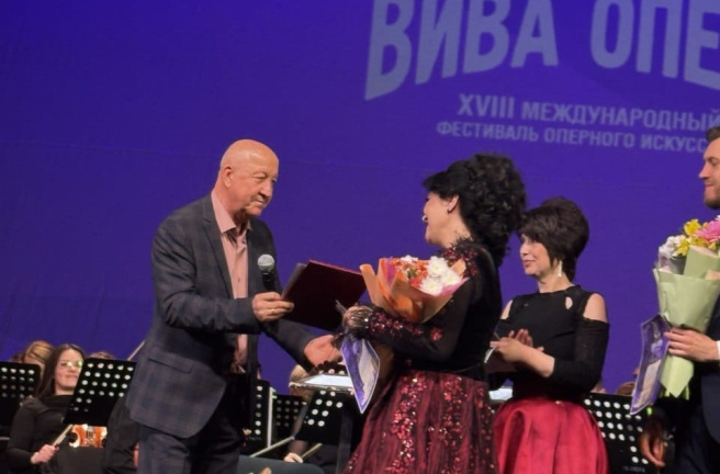 Валерий Колокольцев вручил благодарственные письма артистам Магнитогорского театра оперы и балета