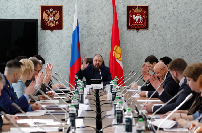 епутаты комитета Законодательного Собрания по социальной политике подвели итоги исполнения в 2024 году национальных проектов «Образование» и «Наука и университеты»