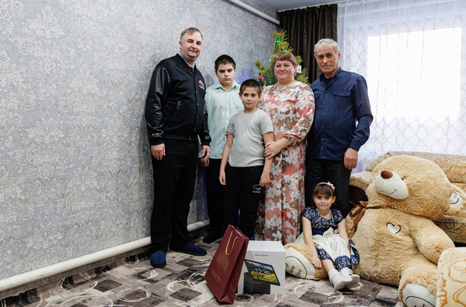 Председатель Законодательного Собрания Олег Гербер исполнил мечту семилетней Ясмины из Октябрьского района