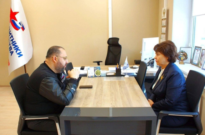 Дмитрий Клеутин обсудил вопрос трудоустройства участников СВО с руководителем Челябинского филиала фонда «Защитники Отечества» Галиной Гавриловой