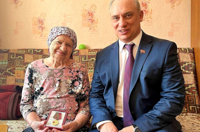 Андрей Шмидт вручил жительницам Челябинска юбилейные медали «80 лет Победы в Великой Отечественной войне 1941 - 1945 гг.»