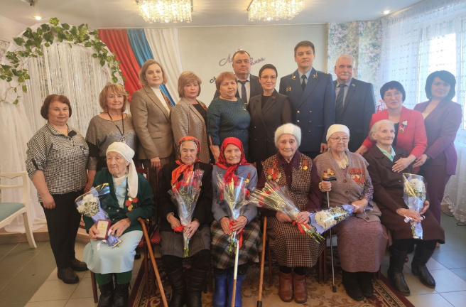 Елена Тарасова вручила юбилейные медали «80 лет Победы в Великой Отечественной войне 1941-1945 гг.» жителям Аргаяшского района 
