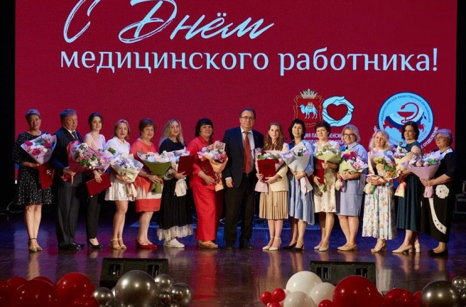 Торжественный вечер с большим праздничным концертом в ДК ЧТПЗ организовали фракция "Партии пенсионеров" в Законодательном Собрании