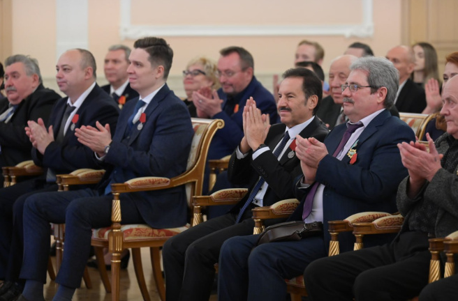 Депутатам Законодательного Собрания вручили государственные и региональные награды