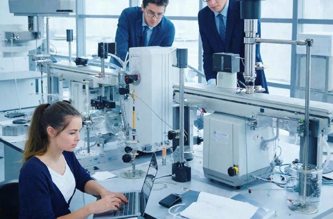 Ко Дню российской науки депутаты Анатолий Брагин и Марина Поддубная рассказали о личном опыте работы над диссертациями