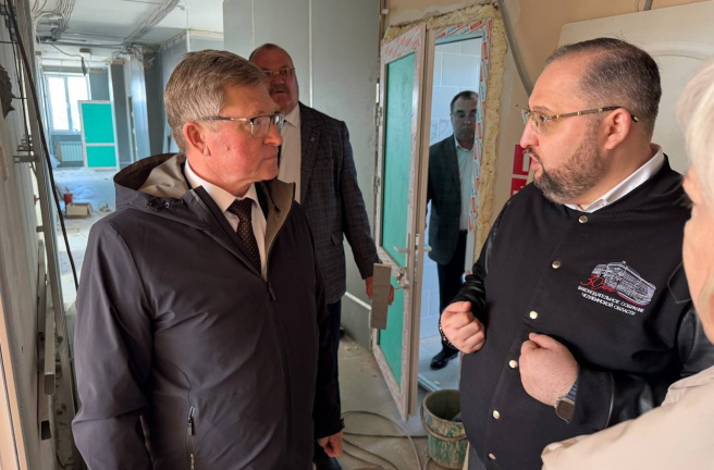 Дмитрий Клеутин познакомился с ходом ремонта поликлиники центральной районной больницы села Кизильское