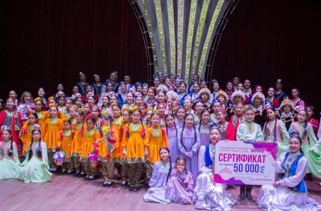 Лена Колесникова поздравила коллектив ансамбля народного танца «Айгуль» с юбилеем