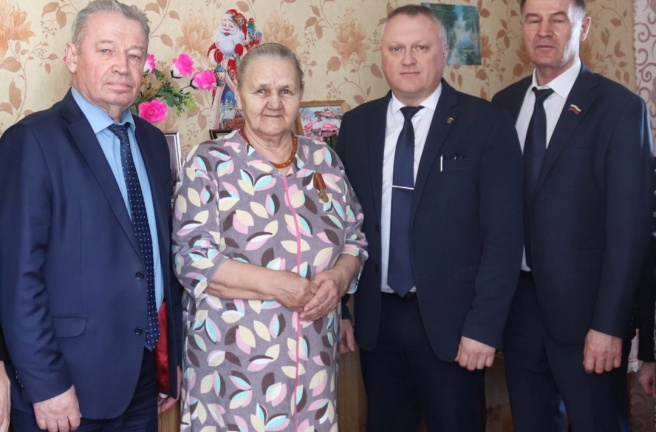Анатолий Брагин в преддверии 80-летия Великой Победы вручил юбилейные «80 лет Победы в Великой Отечественной войне 1941–1945 гг.» жителям Агаповского района