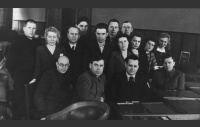 Челябинский обком ВКП(б). 1-й ряд сидят: первый справа А.А. Белобородов, второй справа Н.С. Патоличев. Из фондов ОГАЧО.