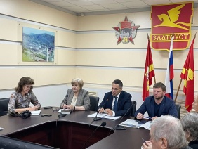 Депутат Законодательного Собрания Олег Садовских провел встречу с ветеранами Златоуста