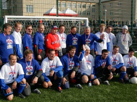 Депутаты Законодательного Собрания на открытии спортивно-тренировочного комплекса «Олимп» в Сатке после товарищеского матча по футболу. 20 октября 2007 г.