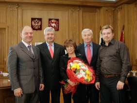 В.Л. Лосев, В.В. Мякуш, Ю.Р. Карликанов с трехкратной олимпийской чемпионкой, депутатом Государственной Думы И.К. Родниной. 3 октября 2008 г.