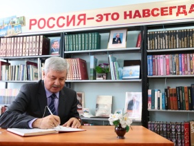 В.В. Мякуш оставил пожелание читателям отремонтированной библиотеки Дома культуры в Увельском районе. 11 декабря 2014 г. Фото Н. Фаттахов.