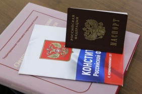 Фото Дмитрий Куткин Александр Лазарев вручил паспорта юным гражданам Российской Федерации