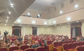 Мероприятие прошло в культурно-досуговом учреждении «Народный дом», в формате отчёта о деятельности Законодательного Собрания. 