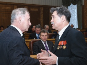 В.Ф. Романов и Б.М. Мурашкин на заседании Законодательного Собрания. 30 декабря 2005 г.