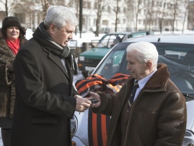 В.В. Мякуш вручает ключи от нового автомобиля ветерану, бойцу 63-й Гвардейской танковой бригады Уральского добровольческого танкового корпуса В.Ф. Николаеву. 21 марта 2013 г. Фото Н. Фаттахов.