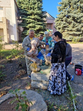 Депутат Законодательного Собрания восстанавливает скульптуры в Ясиноватой